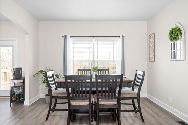 Building Photo - Pet Friendly Three Bedroom with Bonus!