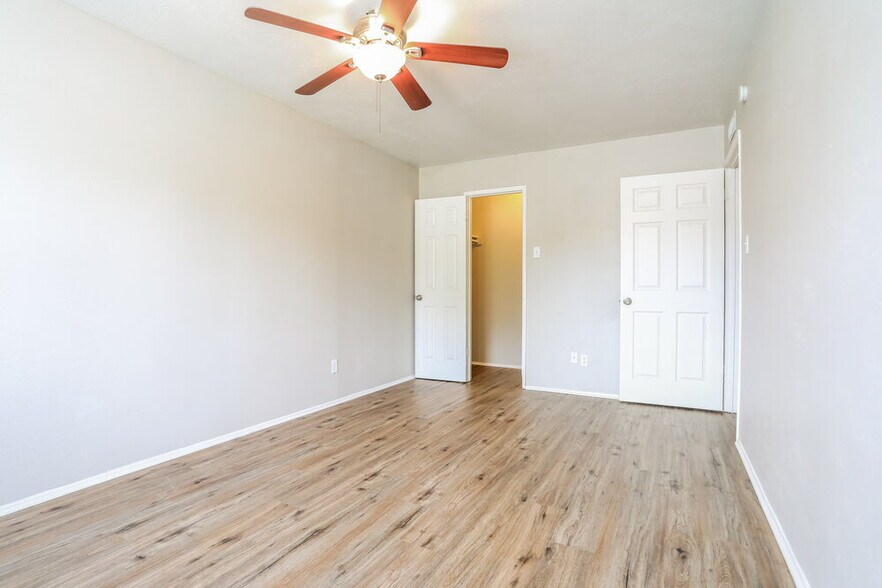 Building Photo - 4141 Yellowleaf Dr