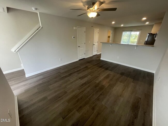 Building Photo - 1102 Peony Ln