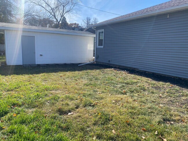 Building Photo - A must see!!! This spacious and newely upd...