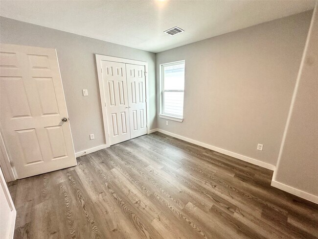 Building Photo - 8215 Crestview Dr