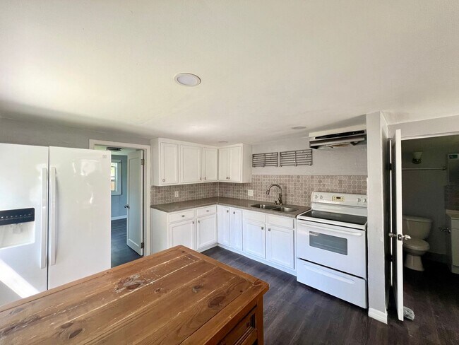 Building Photo - 610 8th St W