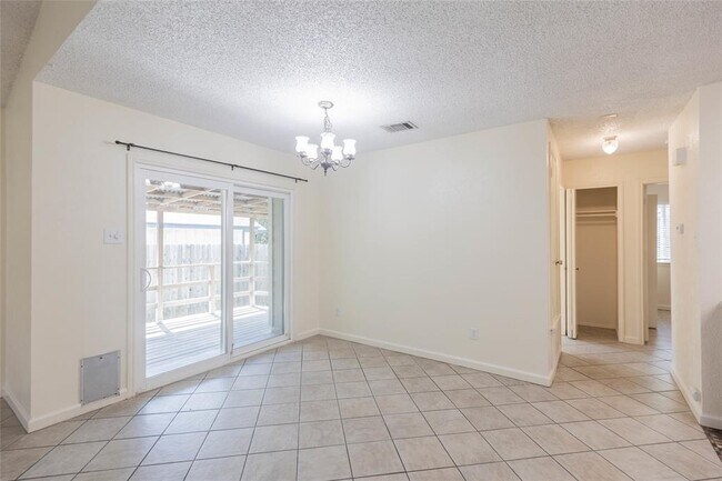 Building Photo - 909 Kavanagh Dr