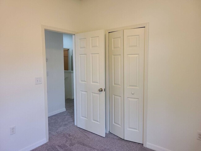 Building Photo - 3 Bed/ 2 Bath Condo w/1 Car Garage $2,000 ...