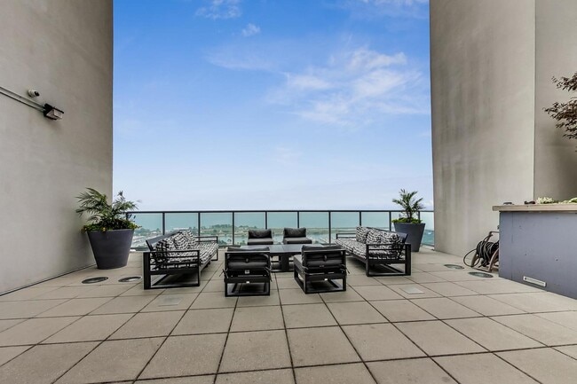 Building Photo - 1629 S Prairie Ave