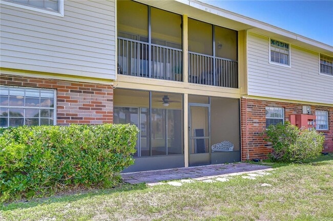 Building Photo - 200 Country Club Dr