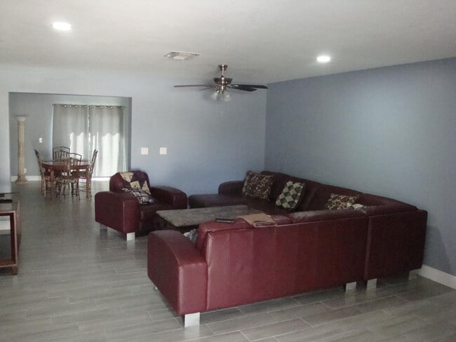 Building Photo - 1415 Lake Victoria Dr