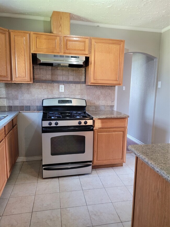 Building Photo - 500 Bluebonnet Dr