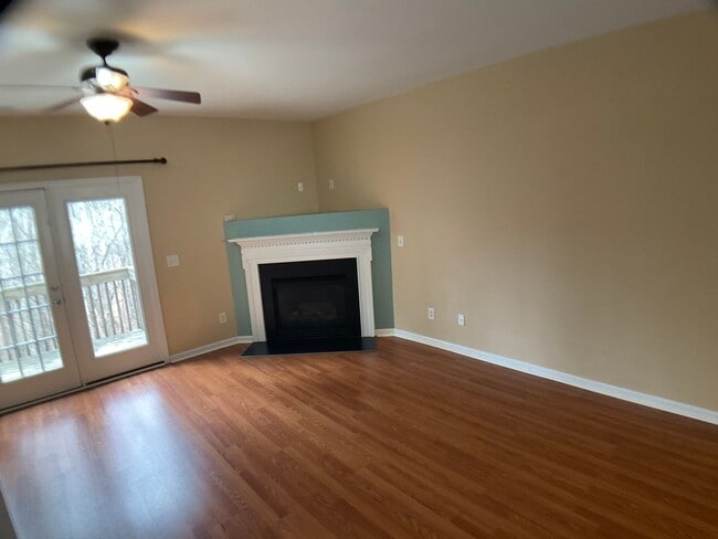 Building Photo - 3 Bed, 3.5 Bath Townhome with Garage!