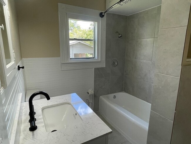 Building Photo - 422 S Orange St