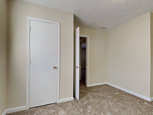 Building Photo - 4 bed 2 bath  with large backyard in Green...