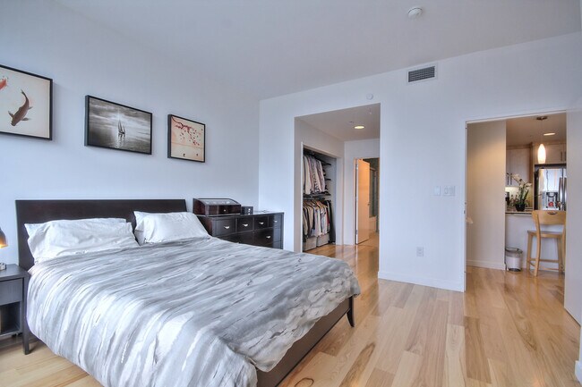 Building Photo - Gorgeous, Large 2 Bedroom Condo with Spect...