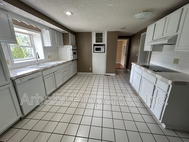 Building Photo - 295 Arrowood Rd