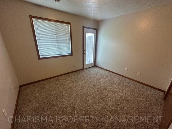 Building Photo - Spacious & Convenient Walk-In Level Townhome in Brandon - 2 BD 1 BA unit!