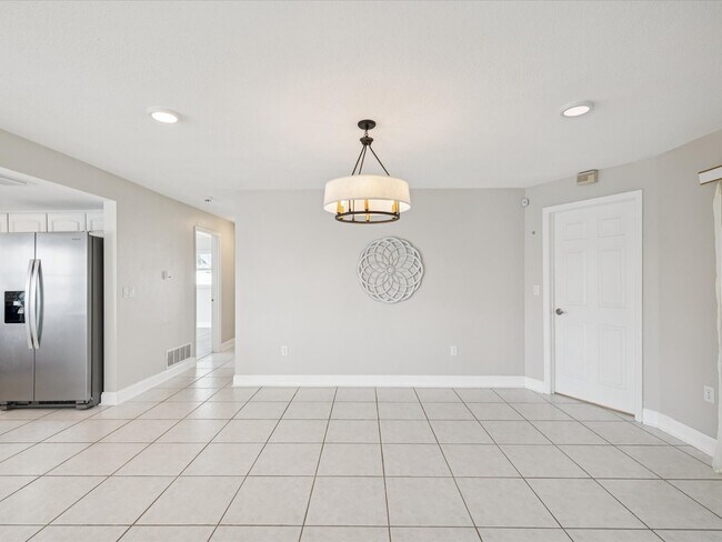Building Photo - 441 Palm Island NE