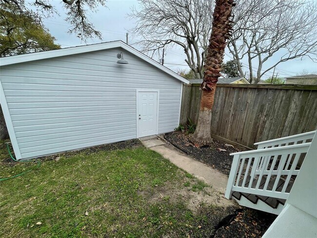 Building Photo - 4720 Woodrow Ave
