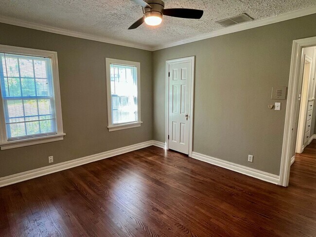 Building Photo - Super Cute 2 Bedroom 1 Bath!!