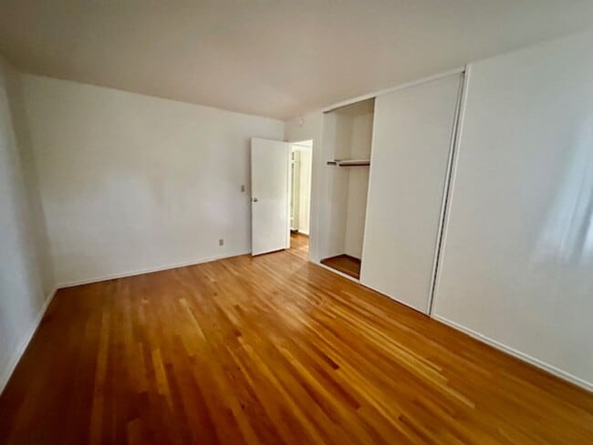 Building Photo - Move in ready home! Perfectly located on t...
