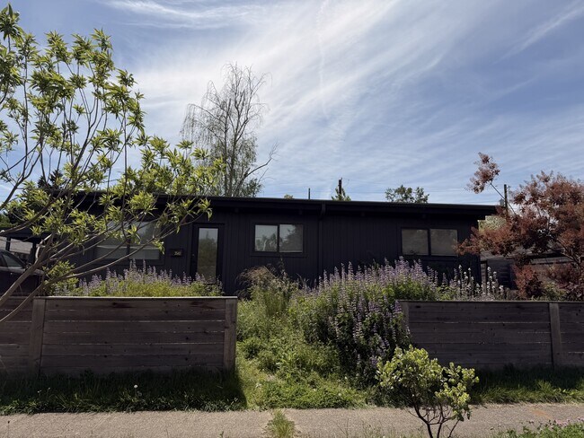 Building Photo - 3540 N Alaska Pl