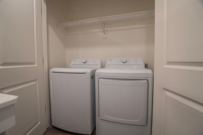 Building Photo - 2 bedroom 2.5 bath townhome located in Fayetteville AR!