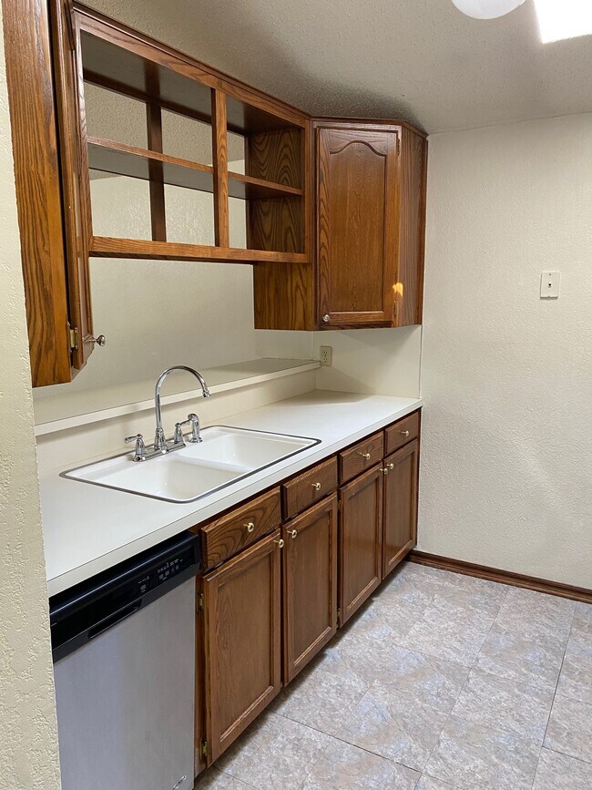 Building Photo - 2122 Meench Dr