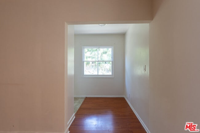 Building Photo - 1316 1/4 S Barrington Ave-1316