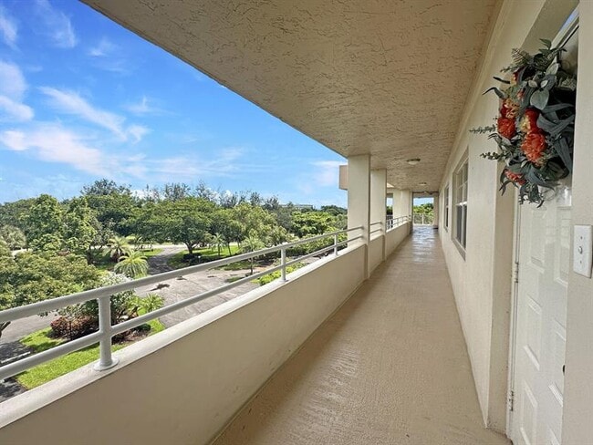 Building Photo - 535 Oaks Dr