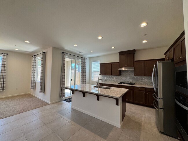 Building Photo - 1267 Las Rosas Ave