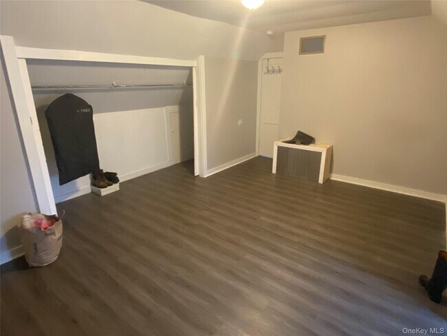 Building Photo - 7 Woods Pl