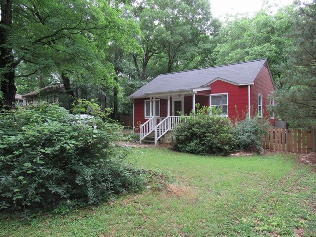 Building Photo - Lovely 2br bungalow with screened porch an...