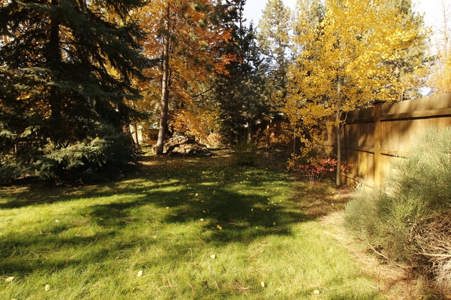 Building Photo - Spacious SW Bend Home on Nearly Half an Ac...