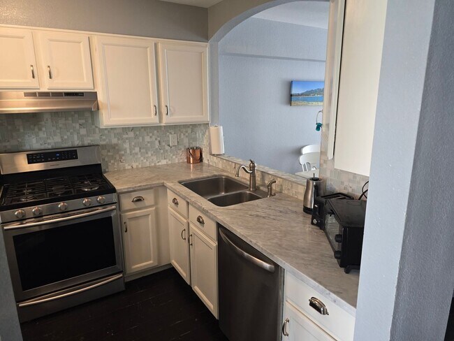 Building Photo - Three bedroom, three bathroom townhouse wi...