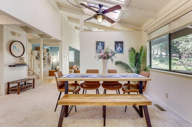 Building Photo - 2820 Greenway Dr