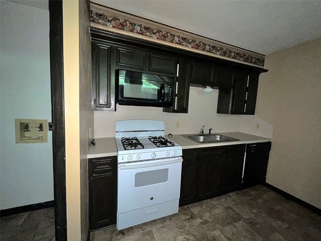 Building Photo - 20 Pine Ave