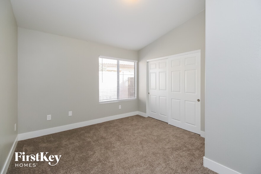 Building Photo - 812 E Morelos St