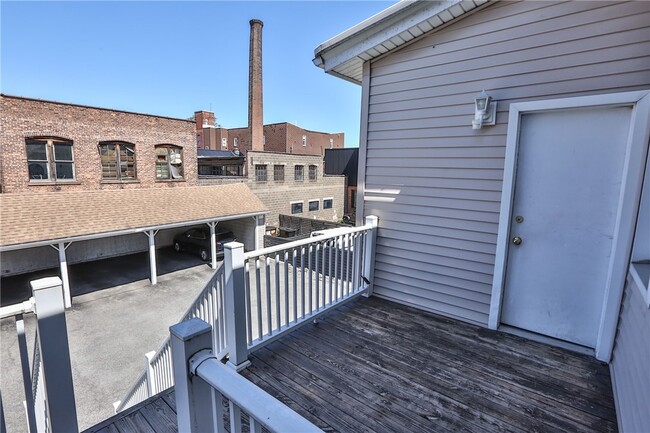 Building Photo - 874 University Ave