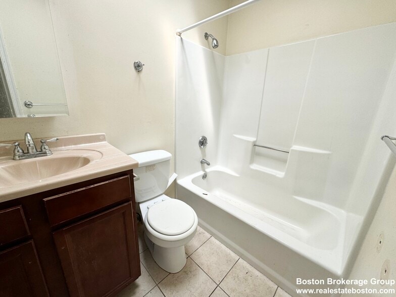 Building Photo - 13 Ruggles St