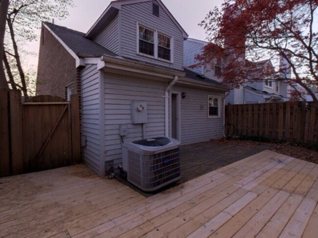 Building Photo - Beautiful 2 Bedroom 2 Bathroom Townhome Lo...