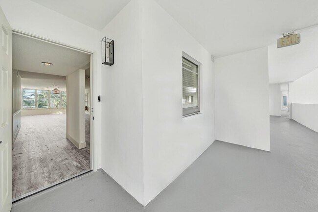 Building Photo - 3051 NE 48th St