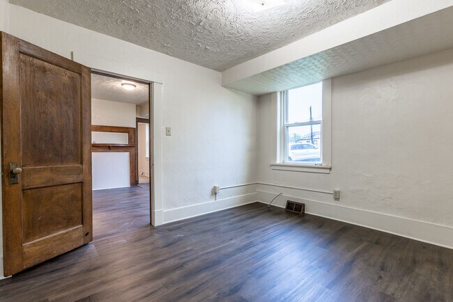 Building Photo - 466 Hays Ave