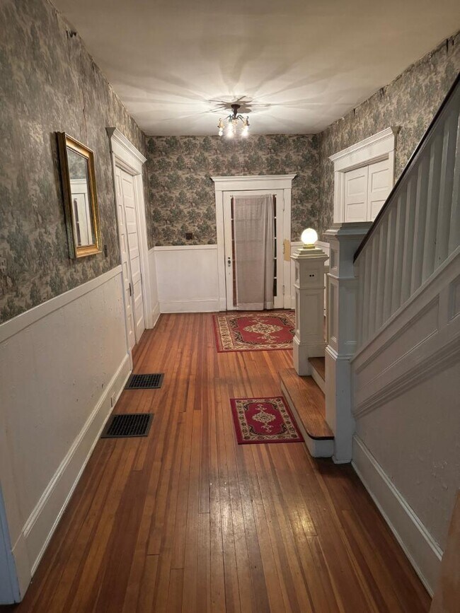 Building Photo - 1533 W Northwest Blvd