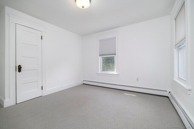 Building Photo - 231 Flax Hill Rd