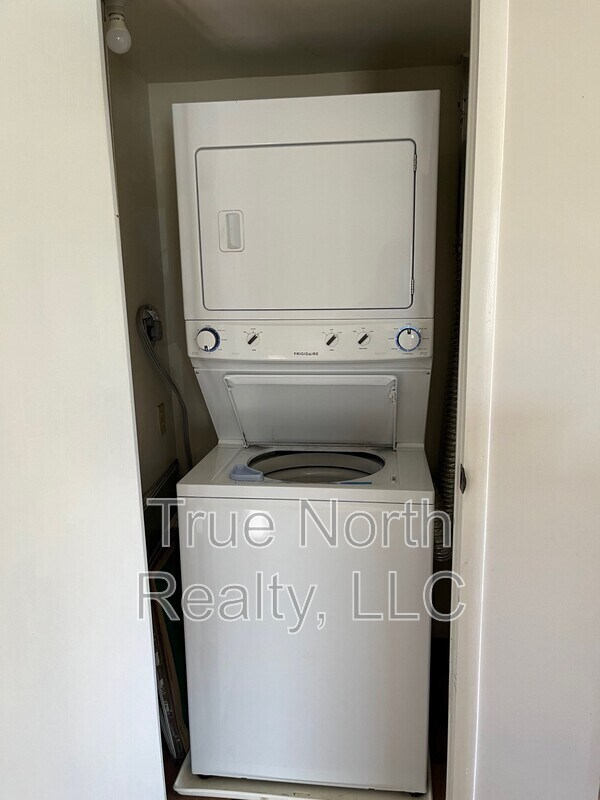 Building Photo - 1160 1/2 Oak Street