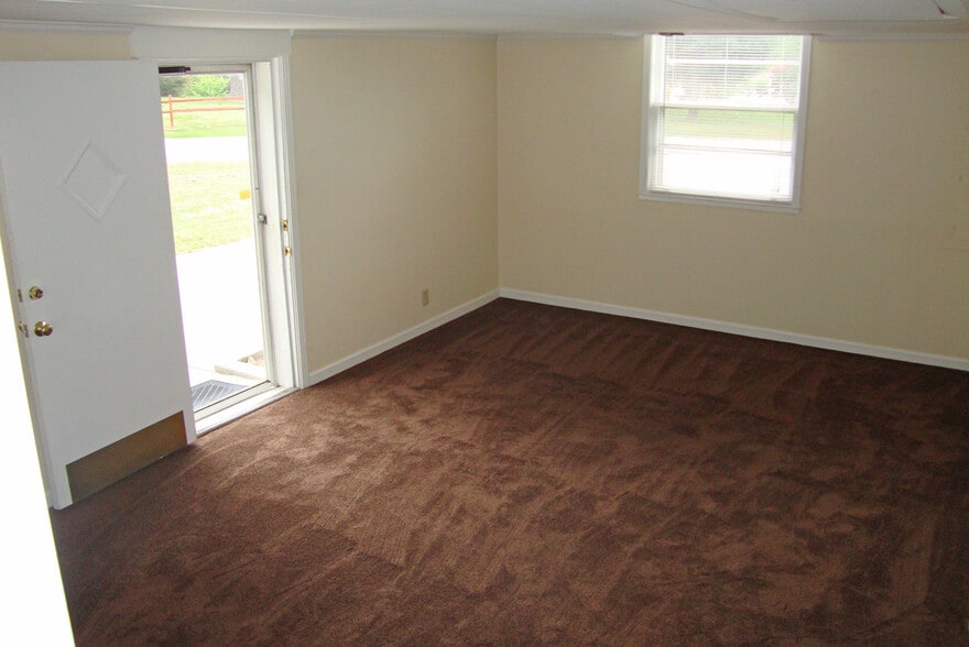 Building Photo - 4925 Hopedale Dr