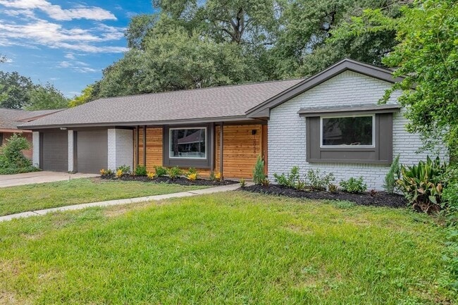 Building Photo - 10058 Larston St