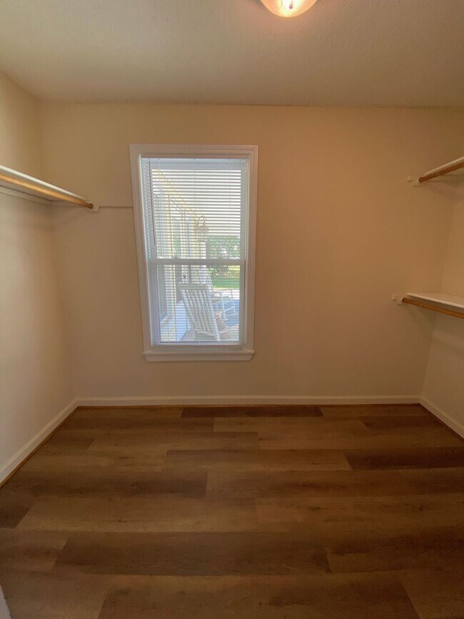 Building Photo - 1X1 Extra Large Unfurnished Unit in Historic Bridgeton NC