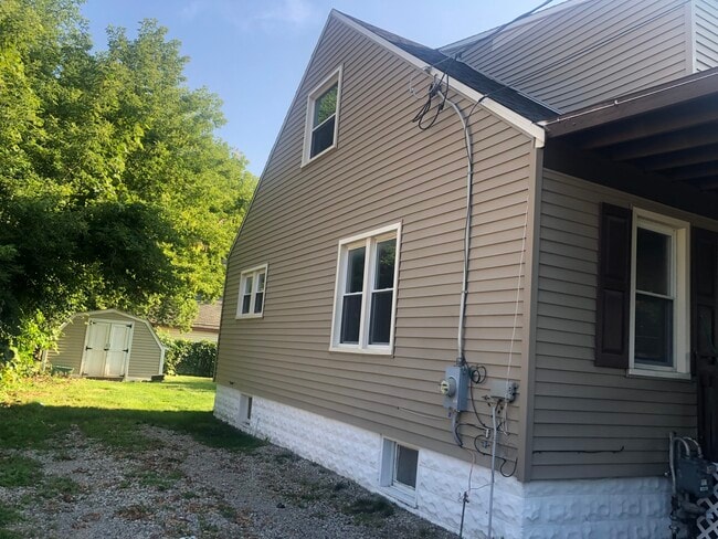 Building Photo - 3207 Alpena St