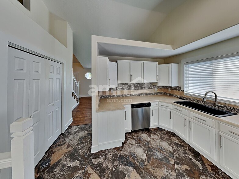 Building Photo - 5806 S Stone Flower Way