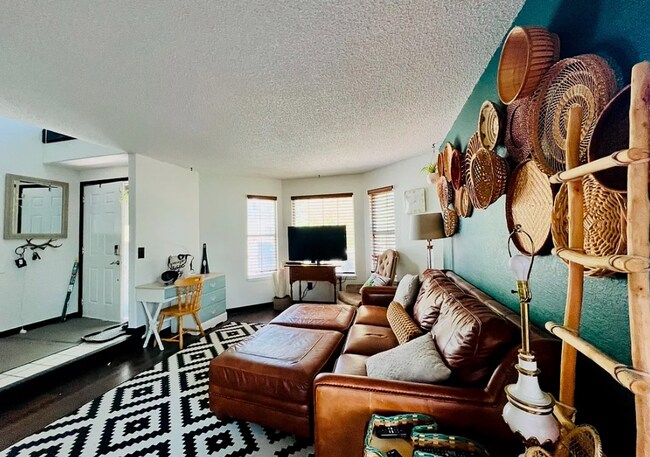 Building Photo - Room in a large shared home, great neighborhood, friendly roommates!