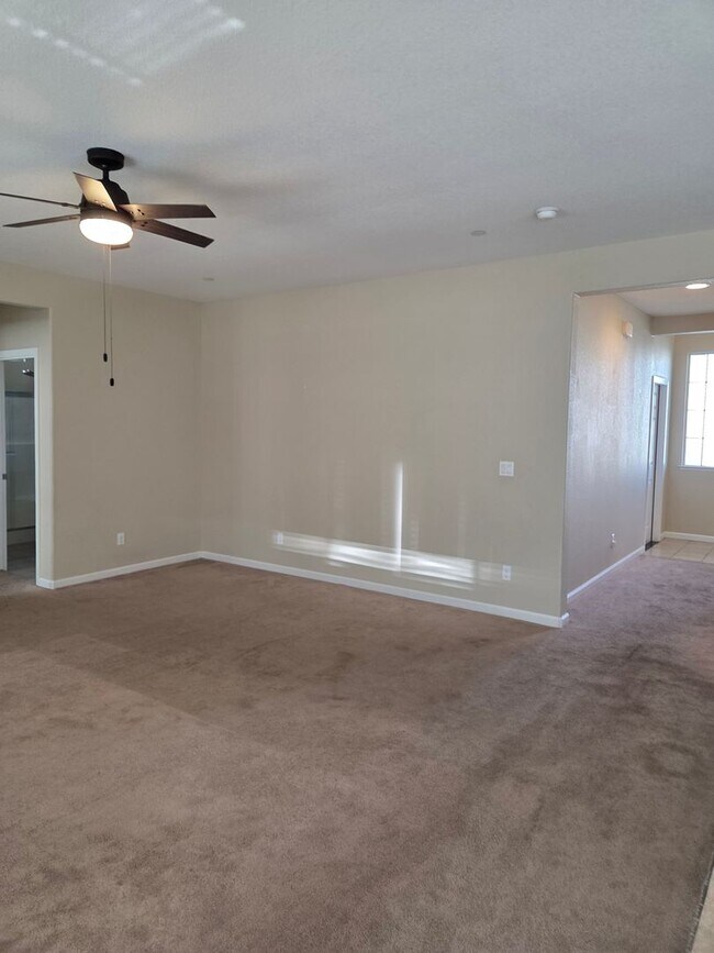 Building Photo - 1443 Greenbrier Dr